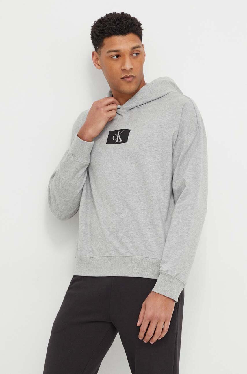 Домашен суичър от памук Calvin Klein Underwear в сиво с качулка принт 000NM2416E, Сив
Домашен суичър от памук Calvin Klein Underwear в сиво с качулка принт 000NM2416E, Сив