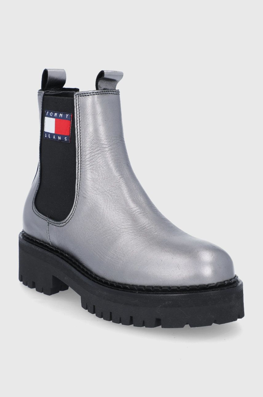 Кожаные полусапоги Tommy Jeans женские цвет серебрянный на платформе слегка утеплённый
Кожаные полусапоги Tommy Jeans женские цвет серебрянный на платформе слегка утеплённый