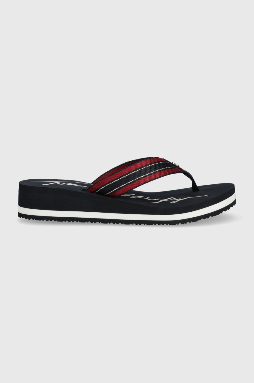 Джапанки Tommy Hilfiger Mid Siganture Beach Sandal Wmn в тъмносиньо със скосена платформа, Тъмносин
Джапанки Tommy Hilfiger Mid Siganture Beach Sandal Wmn в тъмносиньо със скосена платформа, Тъмносин