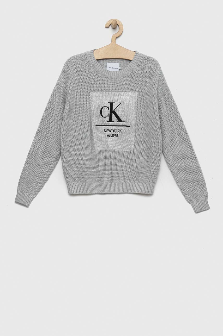 Детски памучен пуловер Calvin Klein Jeans в сребристо от лека материя, Сребърен
Детски памучен пуловер Calvin Klein Jeans в сребристо от лека материя, Сребърен