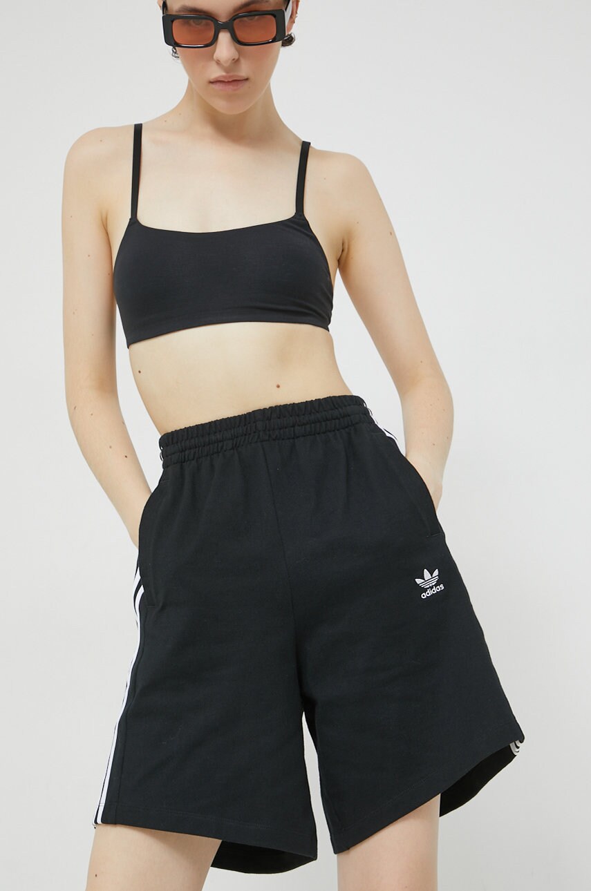 Хлопковые шорты adidas Originals женские цвет чёрный с аппликацией высокая посадка
Хлопковые шорты adidas Originals женские цвет чёрный с аппликацией высокая посадка