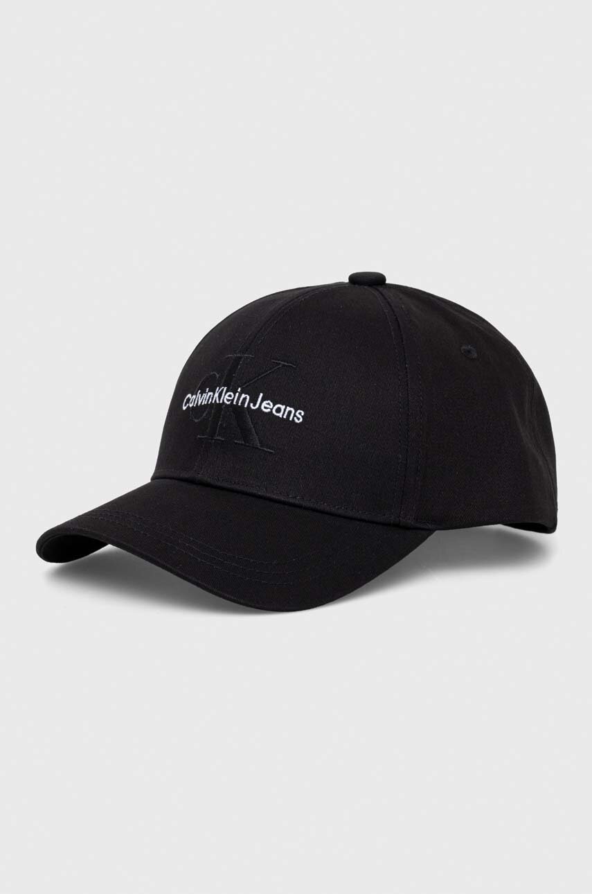 Памучна шапка с козирка Calvin Klein Jeans в черно с апликация K50K510061, Черен
Памучна шапка с козирка Calvin Klein Jeans в черно с апликация K50K510061, Черен