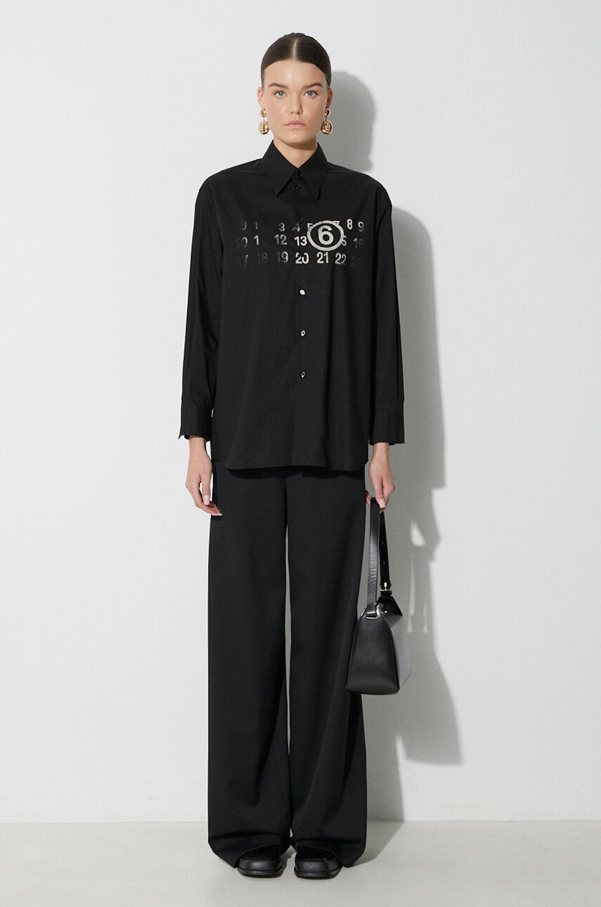 Памучна риза MM6 Maison Margiela Long-Sleeved Shirt дамска в черно със стандартна кройка с класическа яка S62DT0023, Черен
Памучна риза MM6 Maison Margiela Long-Sleeved Shirt дамска в черно със стандартна кройка с класическа яка S62DT0023, Черен