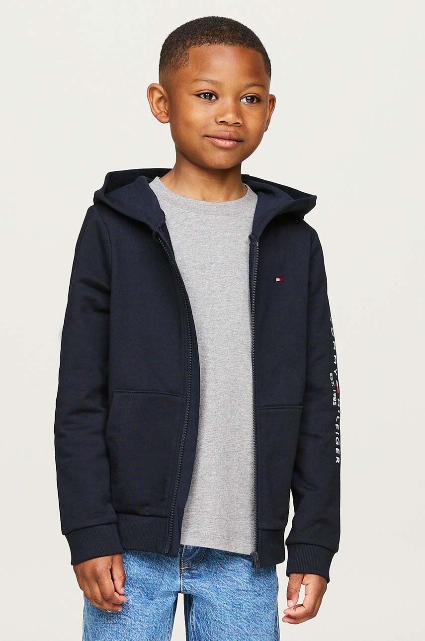 Детски памучен суичър Tommy Hilfiger в тъмносиньо с качулка с апликация KS0KS00421, Тъмносин
Детски памучен суичър Tommy Hilfiger в тъмносиньо с качулка с апликация KS0KS00421, Тъмносин
