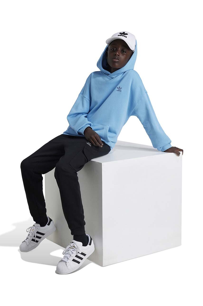 Детски памучен суичър adidas Originals HOODIE в синьо с качулка с апликация IX7618, Син
Детски памучен суичър adidas Originals HOODIE в синьо с качулка с апликация IX7618, Син