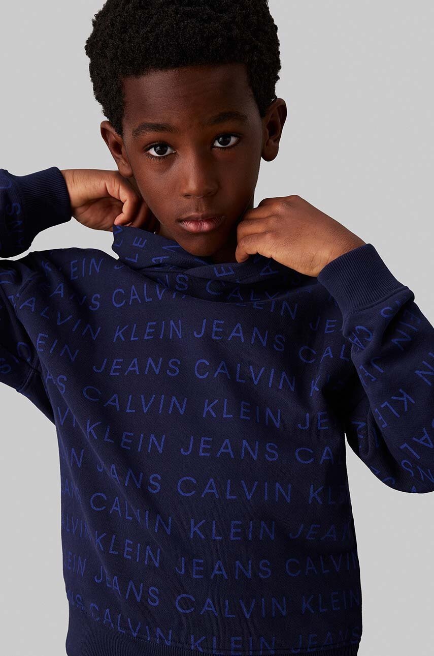 Детски памучен суичър Calvin Klein Jeans в тъмносиньо с качулка с десен IB0IB02322, Тъмносин
Детски памучен суичър Calvin Klein Jeans в тъмносиньо с качулка с десен IB0IB02322, Тъмносин