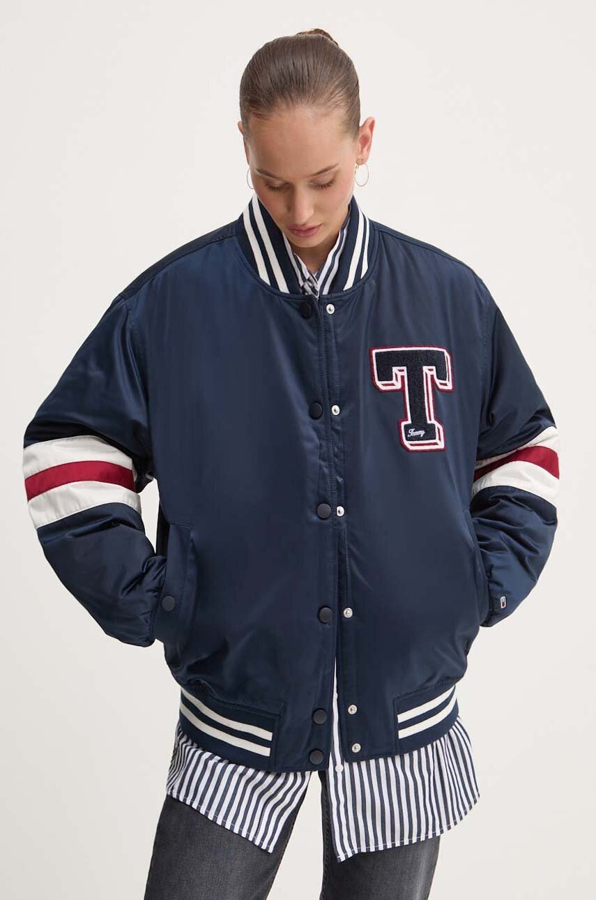 Яке бомбър Tommy Jeans в тъмносиньо преходен модел с уголемена кройка DW0DW18306, Тъмносин
Яке бомбър Tommy Jeans в тъмносиньо преходен модел с уголемена кройка DW0DW18306, Тъмносин