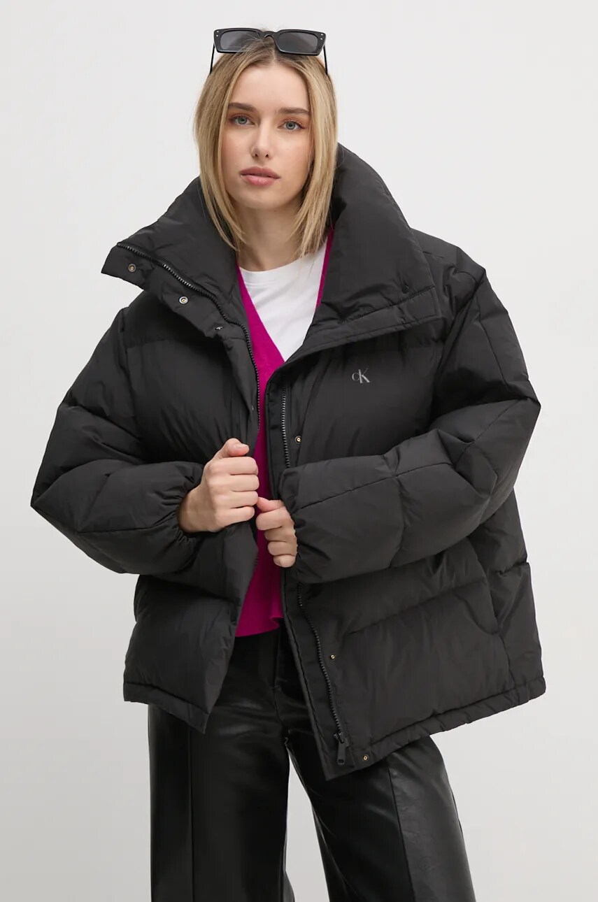 Пухено яке Calvin Klein Jeans в черно зимен модел с уголемена кройка J20J224922, Черен
Пухено яке Calvin Klein Jeans в черно зимен модел с уголемена кройка J20J224922, Черен