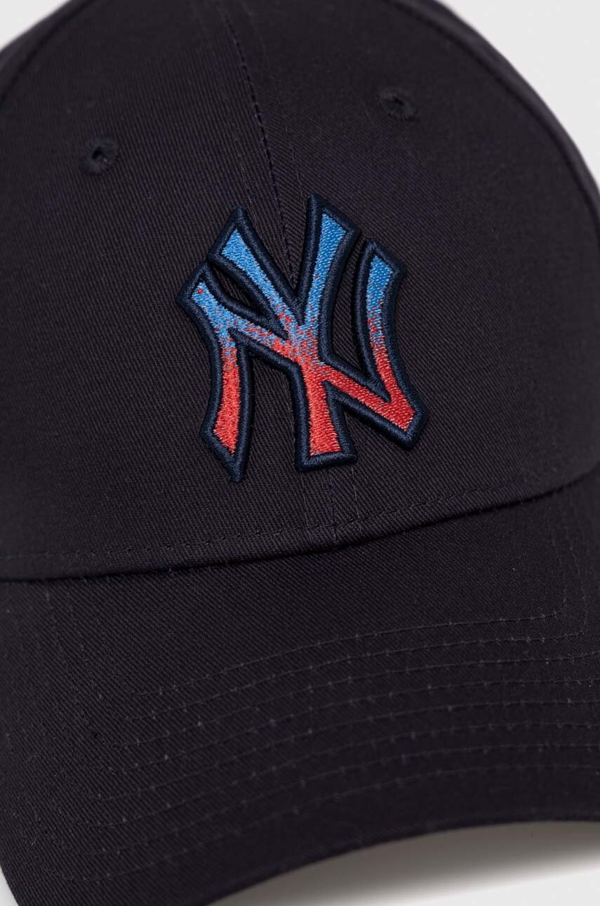 Бавовняна бейсболка New Era x New York Yankees колір чорний з аплікацією NEW YORK YANKEES
Бавовняна бейсболка New Era x New York Yankees колір чорний з аплікацією NEW YORK YANKEES