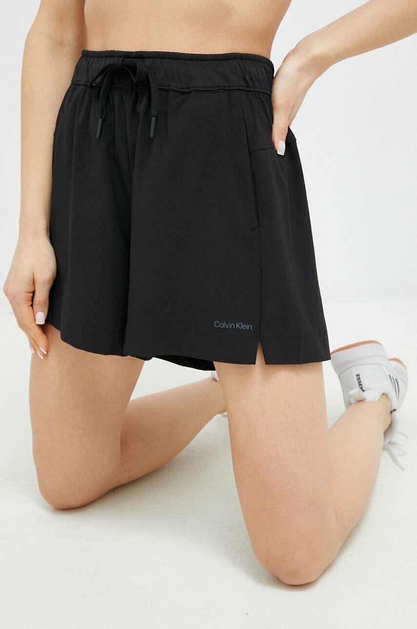 Къс панталон за трениране Calvin Klein Performance Essentials в черно с изчистен дизайн с висока талия, Черен
Къс панталон за трениране Calvin Klein Performance Essentials в черно с изчистен дизайн с висока талия, Черен