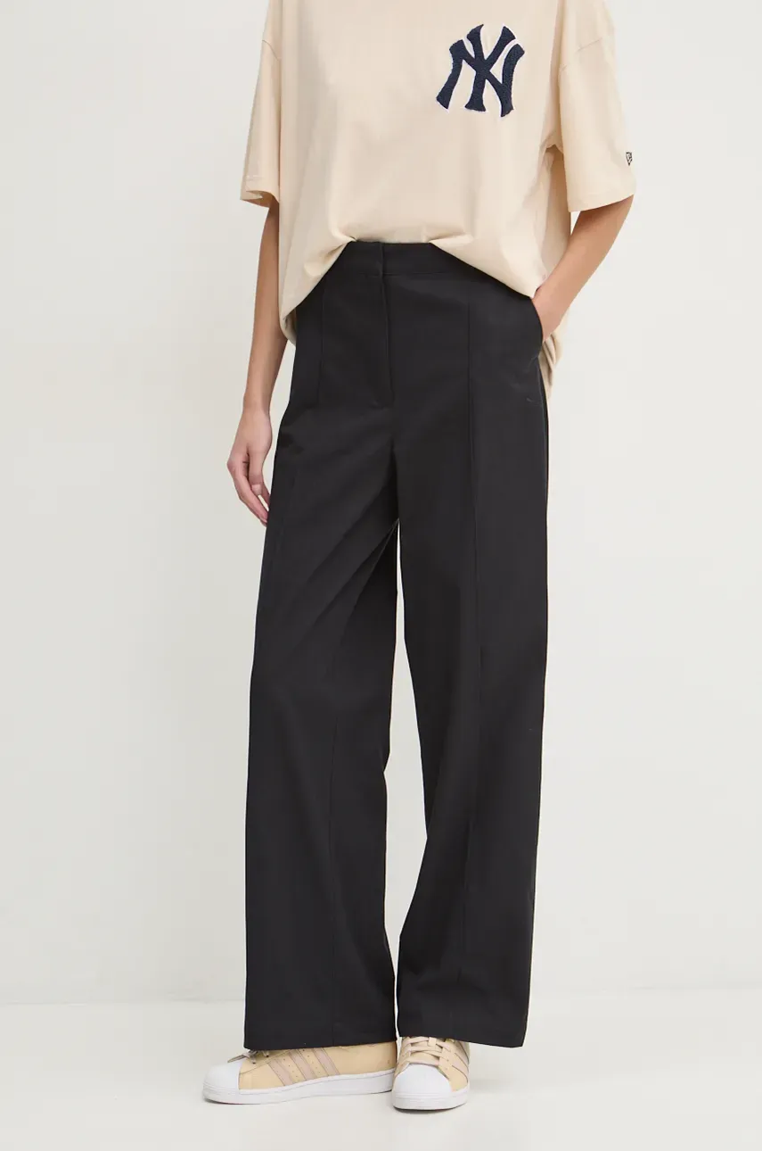Памучен панталон adidas Originals Chino Pant в черно с широка каройка, с висока талия IK5998, Черен
Памучен панталон adidas Originals Chino Pant в черно с широка каройка, с висока талия IK5998, Черен