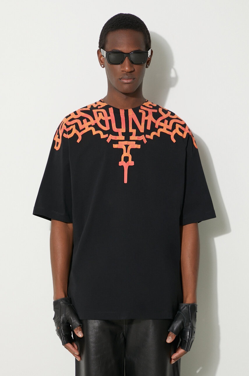 Памучна тениска Marcelo Burlon Graffiti Wings в черно с принт CMAA054S24JER0011020, Черен
Памучна тениска Marcelo Burlon Graffiti Wings в черно с принт CMAA054S24JER0011020, Черен