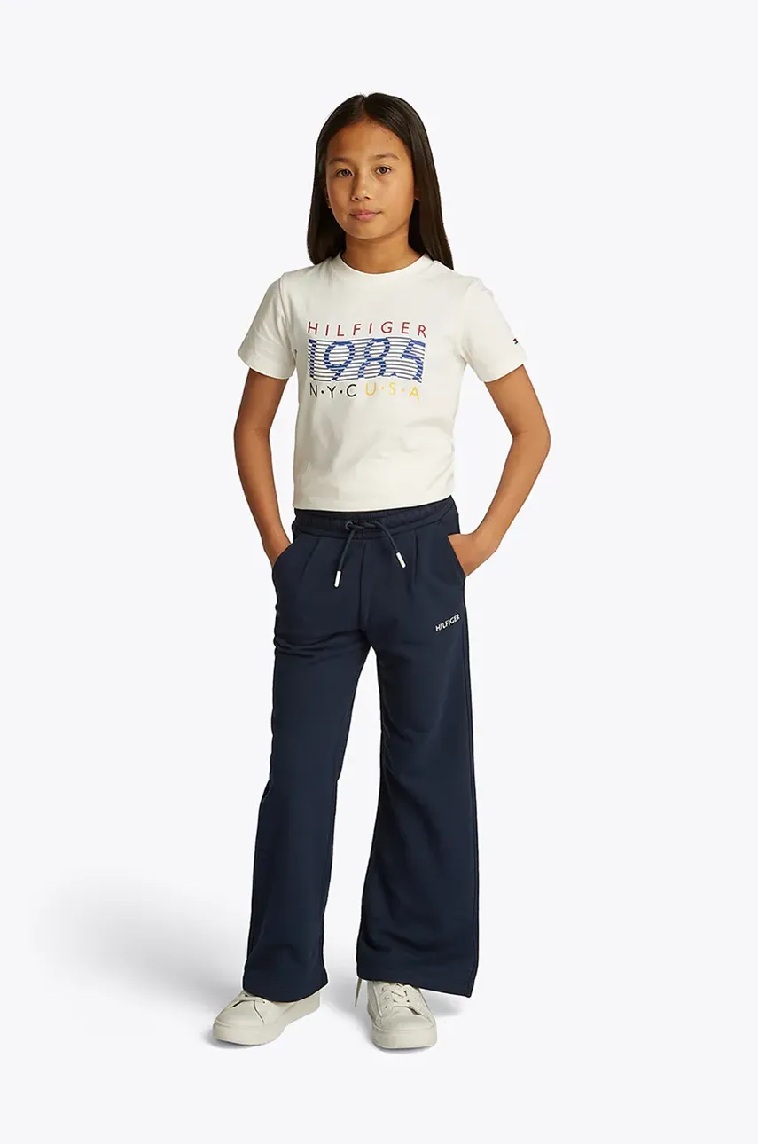 Детски спортен панталон Tommy Hilfiger в тъмносиньо с изчистен дизайн KG0KG08422, Тъмносин
Детски спортен панталон Tommy Hilfiger в тъмносиньо с изчистен дизайн KG0KG08422, Тъмносин