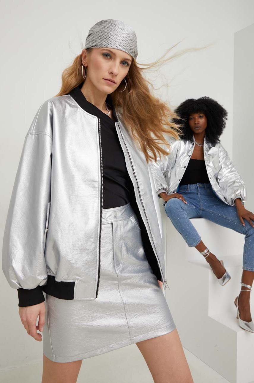 Куртка-бомбер Answear Lab X Лімітована колекція SISTERHOOD жіночий колір срібний перехідна
Куртка-бомбер Answear Lab X Лімітована колекція SISTERHOOD жіночий колір срібний перехідна