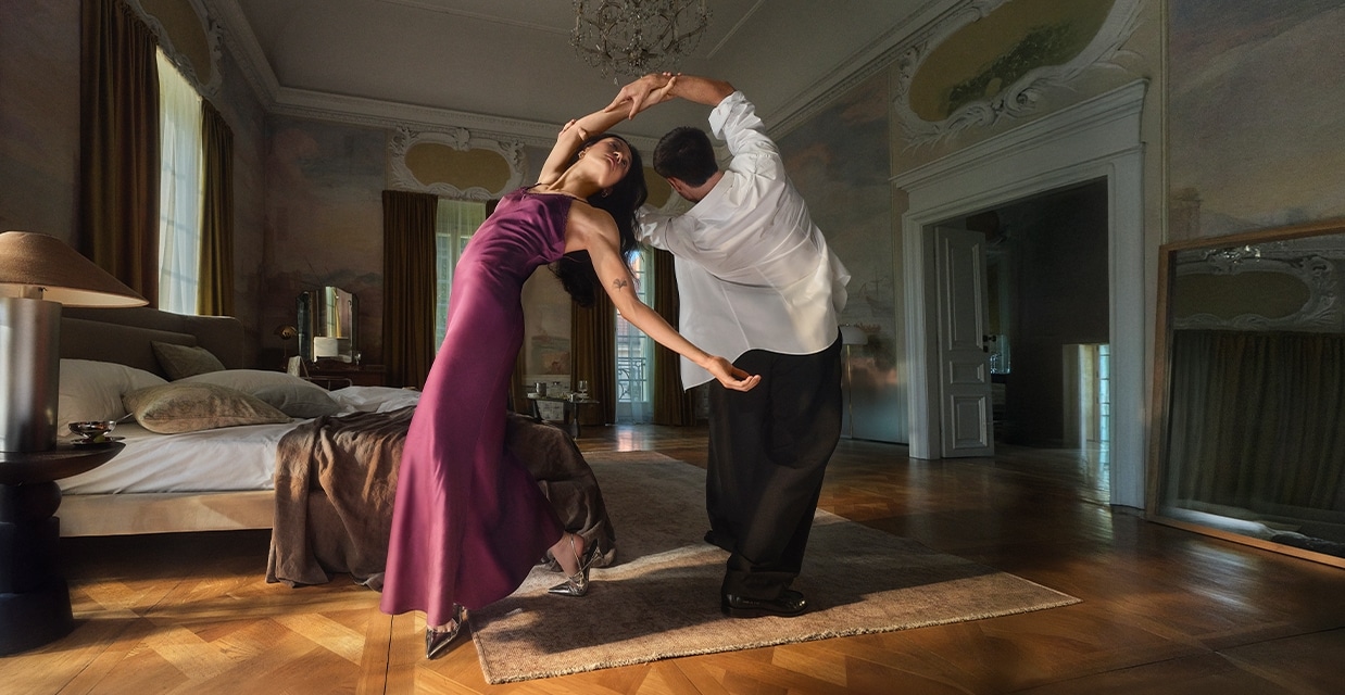 Podívejte se, jak se oblečení stává příběhem o intimitě