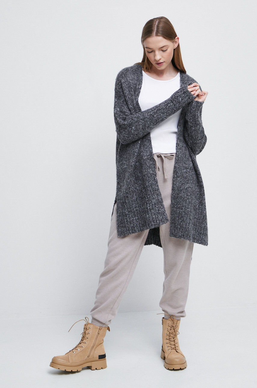 Toată lumea poartă cardigane lungi chiar acum și știm exact de ce cardigane