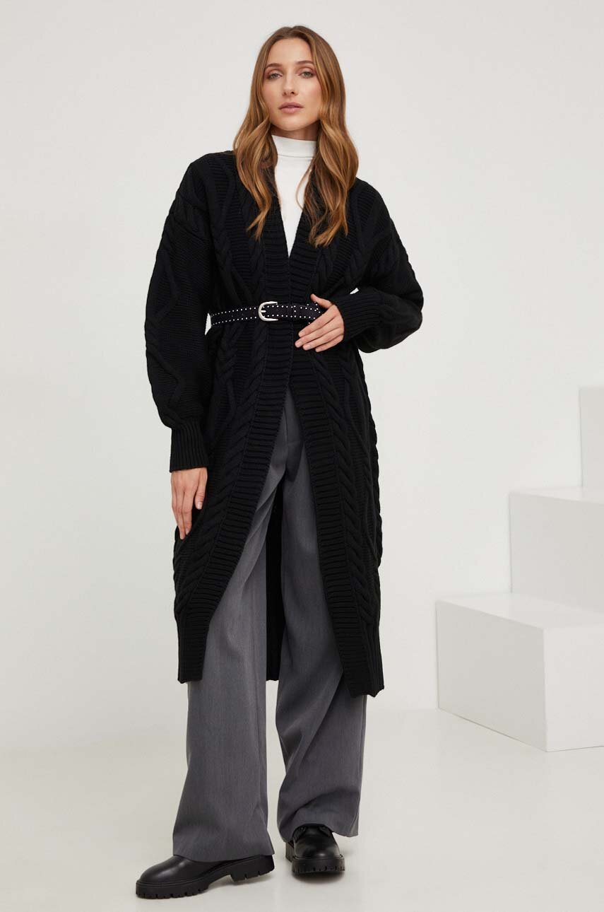 Toată lumea poartă cardigane lungi chiar acum și știm exact de ce cardigane