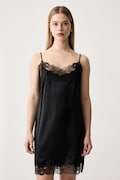 Guess haljina u stilu donjeg rublja sa svilom x LEONIE HANNE crna s umetcima od čipke W6BK91 W5201