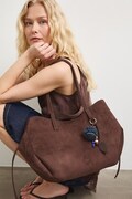 Shopperka damska z imitacji zamszu z brelokiem brązowa RS26-TOD803