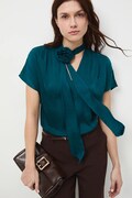 Bluzka damska z ozdobą w kształcie kwiatu kolor zielony RW25-BKDC00