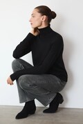 Medicine sweter z wełny merino kolor czarny z golfem