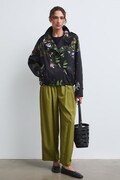 Krótki trencz damski z motywem roślinnym multicolor RW26-KUD311