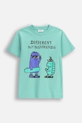 Детска памучна тениска Coccodrillo в зелено с принт EVERYDAY BOY