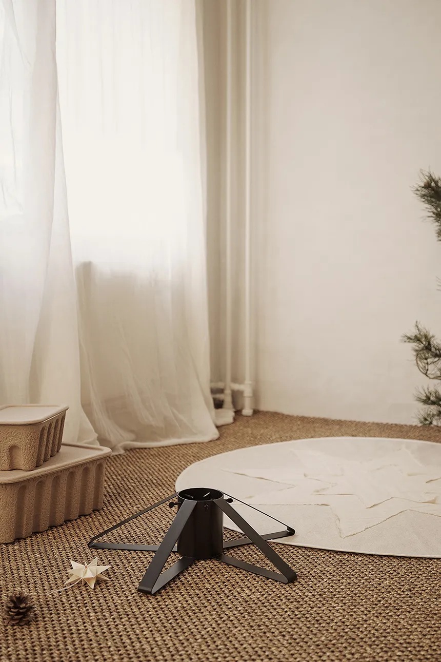 Ferm Living Tree Foot Подставка для ёлки, железо, чёрная, 50 x 13 см — фото 4