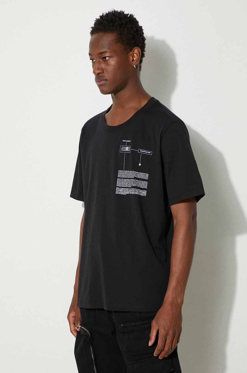 MM6｜ (SH0GC0043 S24312 900) MM6 Maison Margiela Mens Newspaper Print Tee – Extra Butter