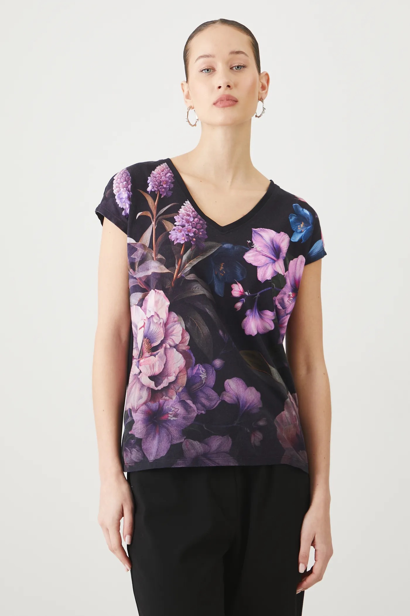 T-shirt bawełniany damski w kwiaty kolor czarny | zamów na