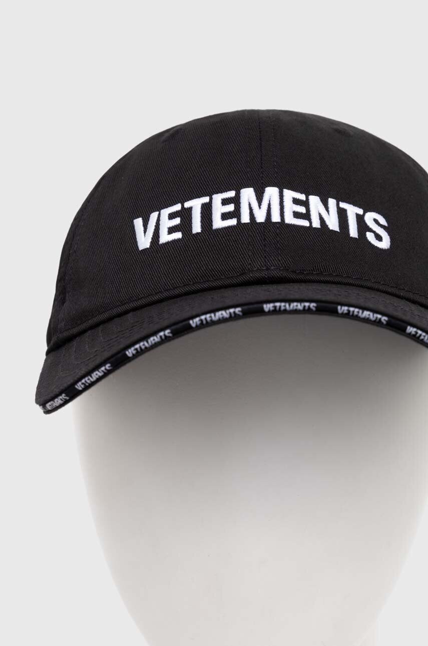 VETEMENTS cotton baseball cap Iconic Logo Cap black color VETEMENTS cotton baseball cap Iconic Logo Cap black color