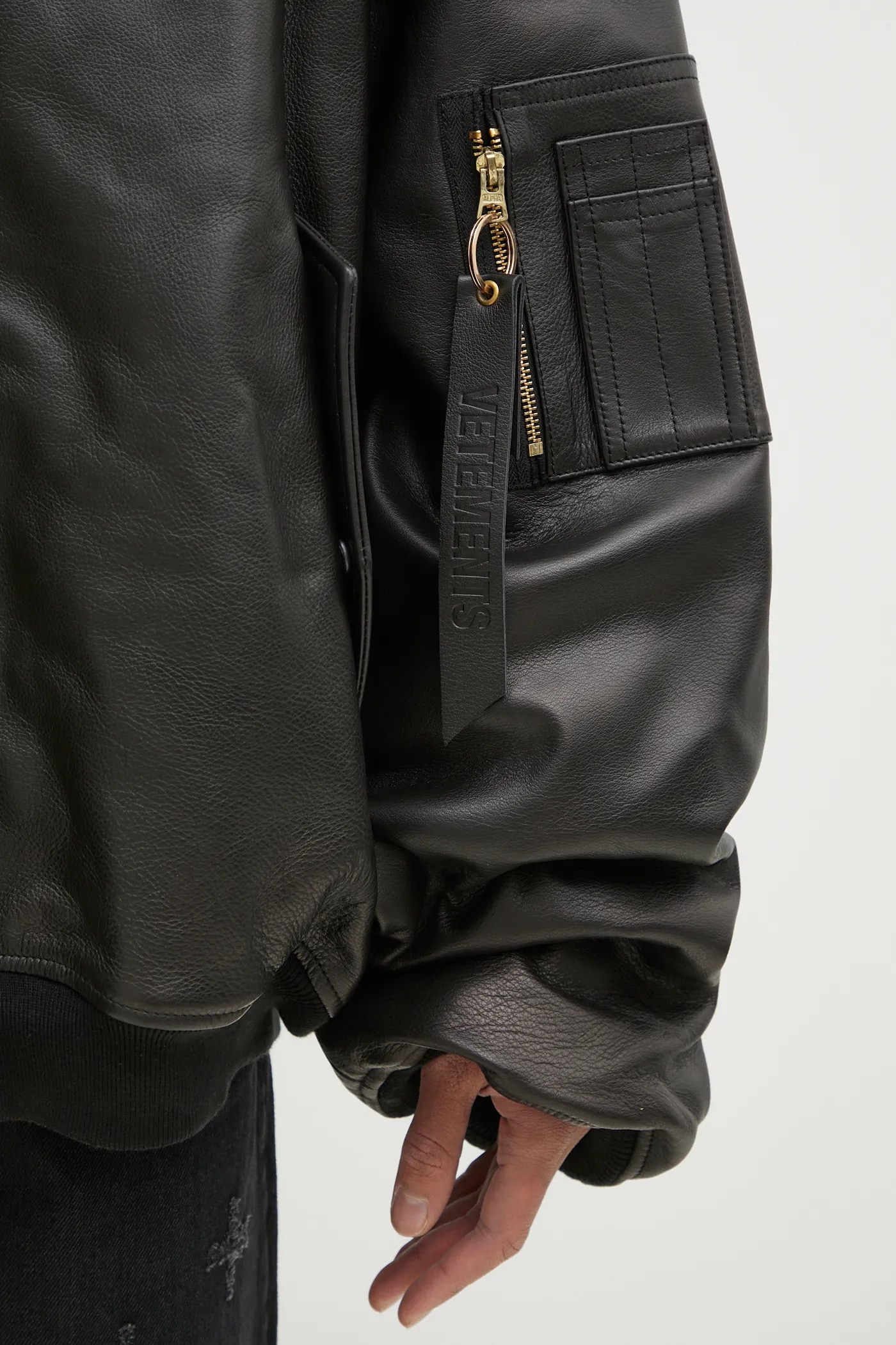 VETEMENTS jacket Oversized Leather Bomber men's black color VETEMENTS jacket Oversized Leather Bomber men's black color