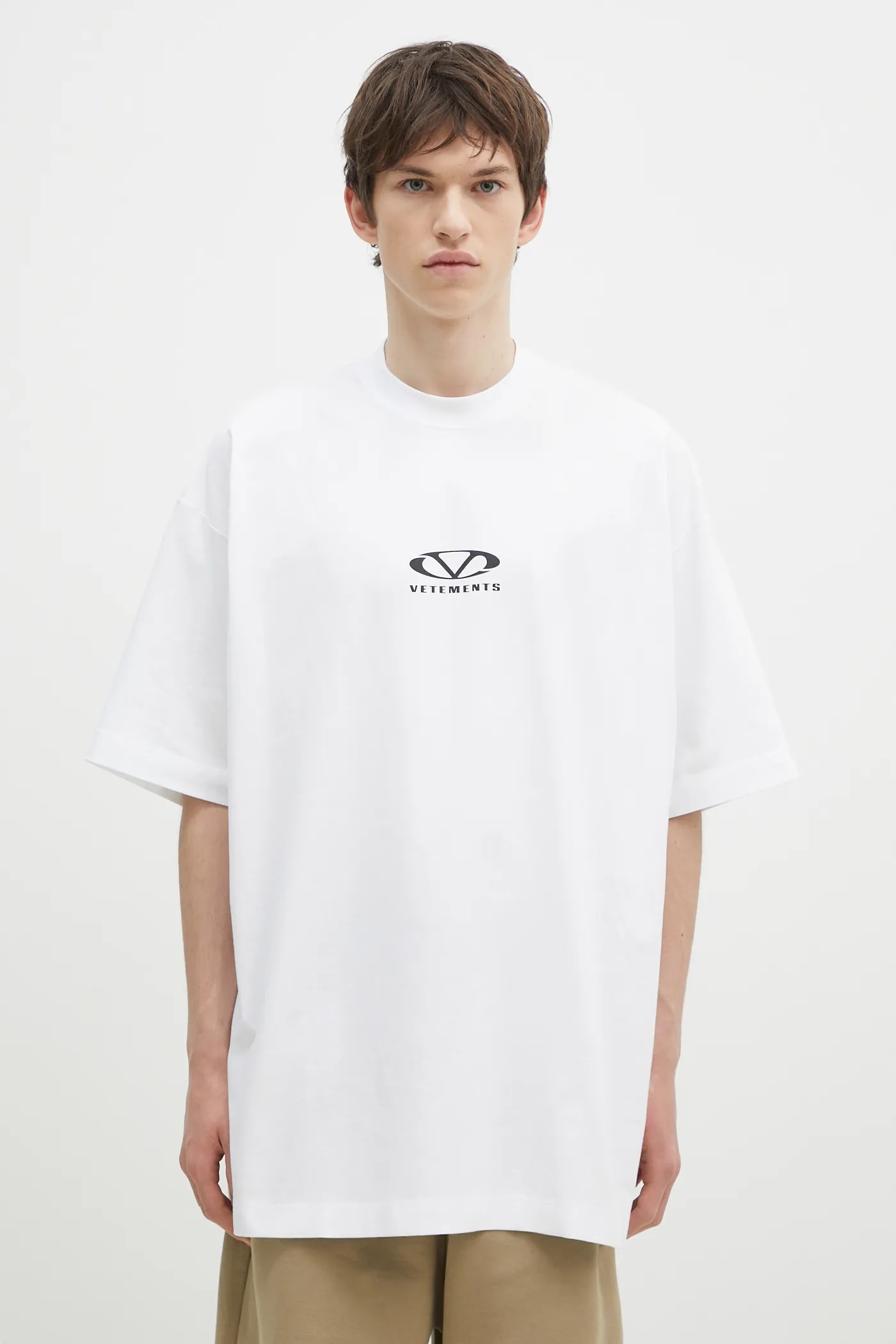 Tシャツ・カットソー VETEMENTS Men T Shirts UA66TR605WWHITE White VETEMENTS cotton t-shirt Oval Logo Oversized PRM EU