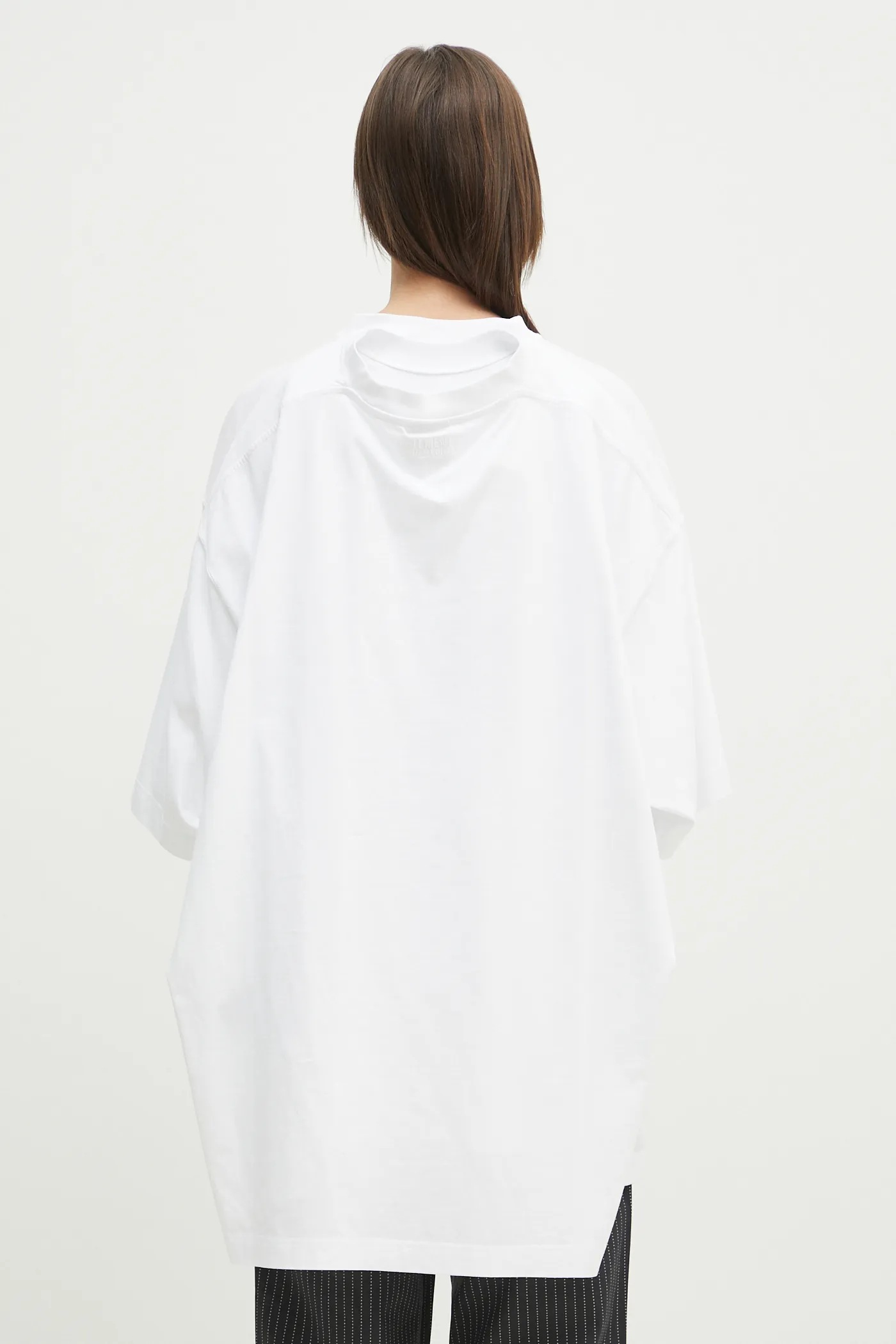 【VETEMENTS】ホワイト Merged Double オーバーサイズ Tシャツ VETEMENTSのホワイト Merged Double オーバーサイズ Tシャツが