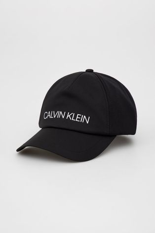 Шапка Calvin Klein Performance в черно с принт