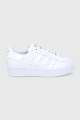 Обувки adidas Originals в бяло с равна подметка