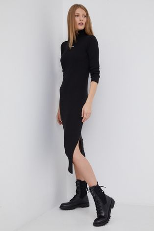 Рокля Calvin Klein Jeans в черно среднодълъг модел с кройка по тялото