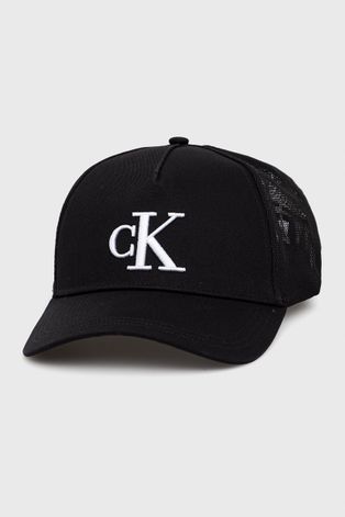 Памучна шапка Calvin Klein Jeans в черно с апликация