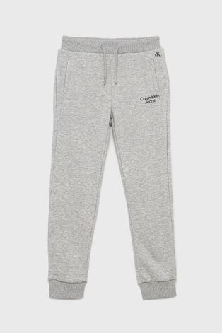 Детски спортен панталон Calvin Klein Jeans в сиво меланж на