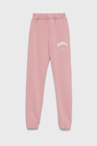 Детски памучен спортен панталон Guess в розово с изчистен дизайн