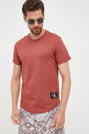 Памучна тениска Calvin Klein Jeans в бордо с апликация