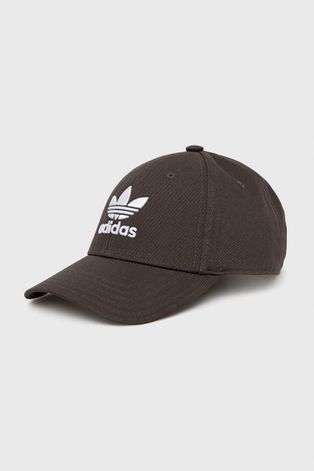 Памучна шапка adidas Originals в сиво с апликация