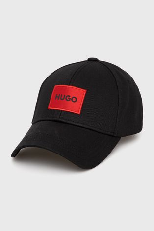Памучна шапка HUGO в черно с апликация