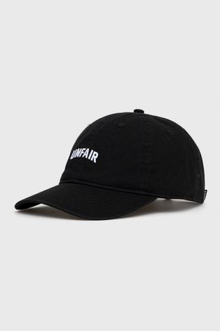 Памучна шапка Unfair Athletics в черно с апликация