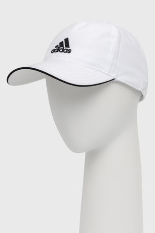 Шапка adidas колір білий з аплікацією