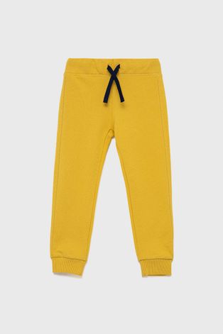 Детски памучен панталон United Colors of Benetton в жълто с принт