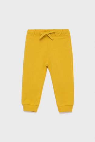 Детски памучен панталон United Colors of Benetton в жълто с принт