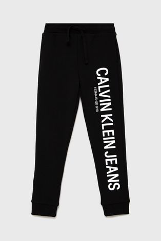 Детски памучен панталон Calvin Klein Jeans в черно с принт