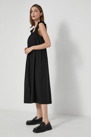 Памучна рокля Samsoe Samsoe в черно среднодълъг модел с уголемена кройка