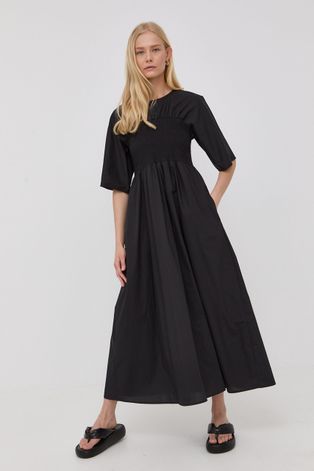 Памучна рокля Gestuz в черно дълъг модел разкроен модел